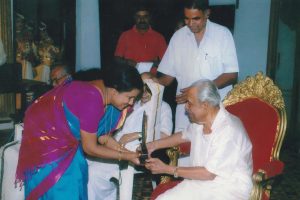 Sreepadmanabhadasan His Highness Uthradam Thirunal Marthanda Varma presented Memento and ‘Ponnada’ as part of presenting ‘Keralanadanam Award’.